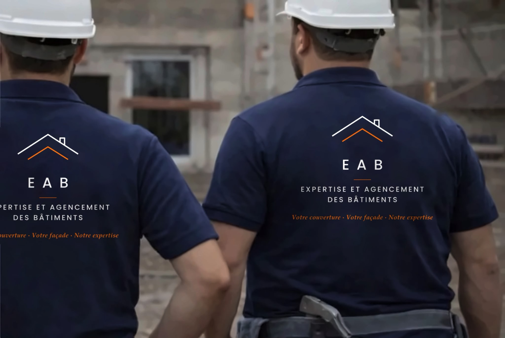 Deux couvreurs EAB en polo et casque blanc, de dos, sur un chantier en Essonne