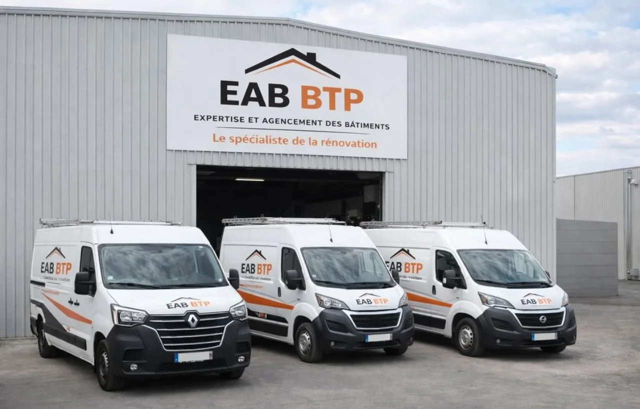 Flotte de camionnettes EAB devant l'entrepôt à Mennecy